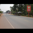 Die Straße von Phnom Penh nach Siem Reap hat hier sogar einen Seitenstreifen